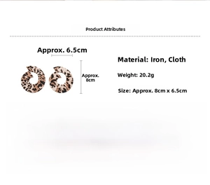 Vue détaillée des boucles d'oreilles rondes léopard géométriques de 8 cm sur 6,5 cm
