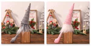 Dettaglio di gnomi di Natale grigi e rosa con gambe lunghe a strisce e basi in legno naturale