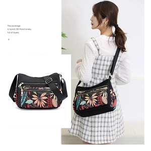 Borsa a tracolla in nylon nero con stampa di foglie colorate e zip multistrato