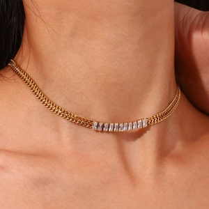 Collier gourmette dorée avec incrustation de zircon rectangulaire sur choker tressé chic