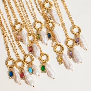 Detail von 18K Gold-Edelstahlketten mit Barockperlen und bunten Edelsteinanhängern