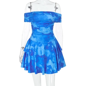Détail de la robe fleurie bleue à épaules dénudées avec taille froncée et jupon à volants