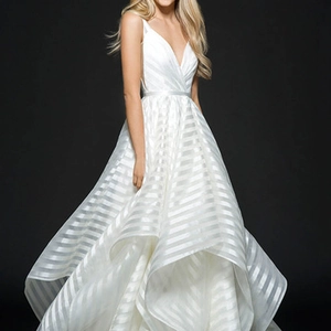 Dettaglio vestito bianco con scollo a V profondo, trama a strisce e cintura sottile fine
