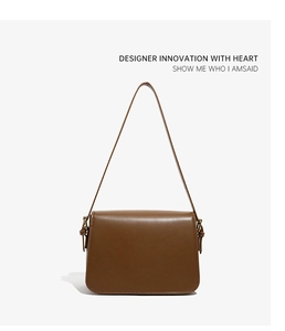 Détail de sac bandoulière minimaliste en cuir marron, élégant sac à main pour femme.