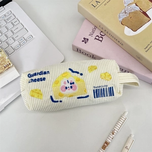 Makrodetail eines bestickten Cord-Federmäppchens mit Griff und Cartoon-Käse-Design