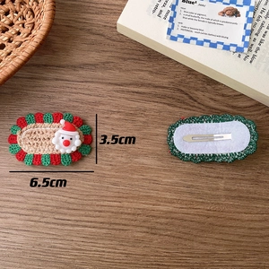 Detailansicht der handgestrickten Weihnachtsmann-Haarspangen mit Metallclip und 6,5 cm Maße