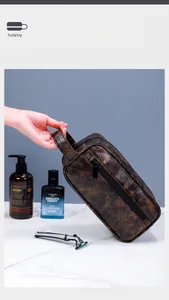 Detailansicht der braunen PU-Leder Kulturtasche mit Seitengriff und Reißverschluss