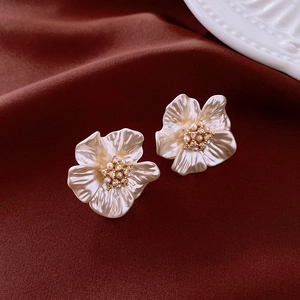 Boucles d'oreilles vintage fleurs avec perles et strass sur tissu en soie marron