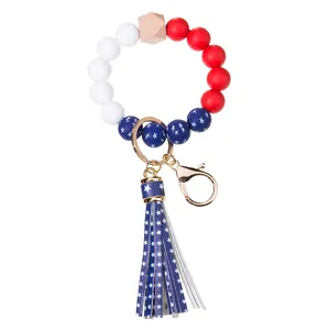 Dettaglio portachiavi a bracciale con perline in silicone bandiera USA e nappa in pelle