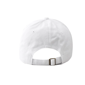 Detalle de gorra de algodón blanco con hebilla de bronce ajustable y costuras finas