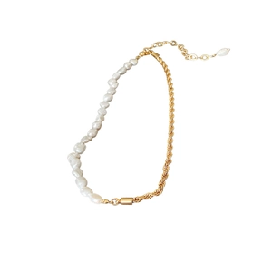 Collier élégant en métal doré avec perles d'eau douce baroques blanches pour femmes