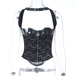 Détail de haut corset en dentelle noire avec fermeture éclair et doublure beige