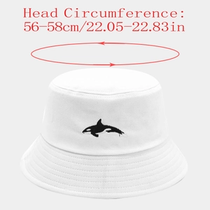 Dettaglio del cappello a secchiello bianco con ricamo orca e guida taglie 56-58cm