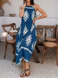 Details des Boho-Maxikleides mit Neckholder und weißem Ethno-Print auf Blau