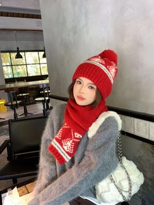 Dettaglio del set cappello e sciarpa in maglia Fair Isle con motivi di fiocchi di neve