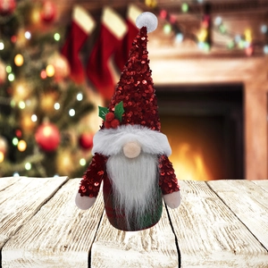 Détail d'un gnome de Noël avec chapeau à paillettes rouges et houx sur bois ancien