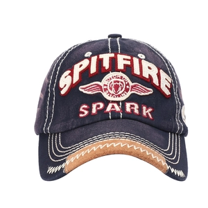 Détail de la casquette rétro en coton lavé avec broderie SPARK et bord en daim