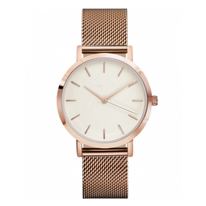 Détail du bracelet en maille or rose et cadran blanc minimaliste de montre femme