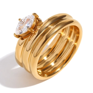Bague multicouche moderne plaquée or 18 carats avec cristal marquise et fini poli brillant