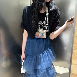 Three-layer pearl necklace with vintage French design paired with black tee and blue mesh skirt