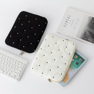 Quilted polka dot laptop sleeve made of soft padded fabric with double zipper closure