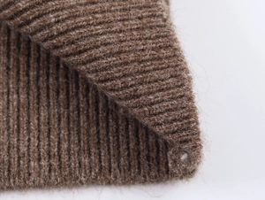 Vue macro détaillée de la maille côtelée marron avec fibres de mohair douces et texture épaisse