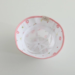 Détail du chapeau de soleil rose avec doublure en maille respirante et mentonnière réglable