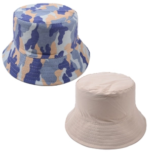 Détails de chapeaux bob camouflage et beige avec coutures renforcées sur le bord du chapeau