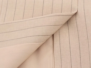 Détail macro du tissu beige en coton et lin avec rayures fines et texture