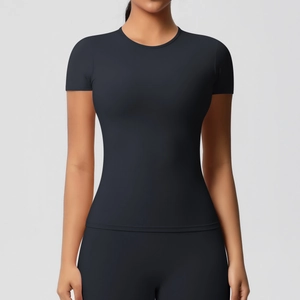 Détail du t-shirt de sport noir coupe ajustée avec tissu élastique à séchage rapide