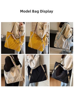 Grands sacs cabas en nylon en jaune, gris, beige et noir avec bandoulières lettrées
