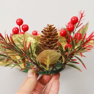 Anneau bougeoir de Noël décoré de pommes de pin, baies rouges et feuilles dorées