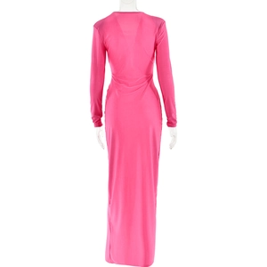 Vue arrière d'une robe rose à manches longues, col en V profond et tissu plissé ajusté