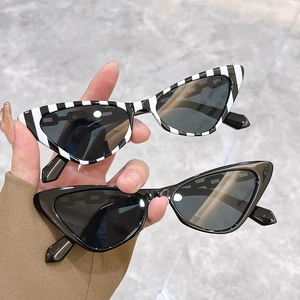 Stylische Cateye-Sonnenbrillen Set mit schwarz-weißen Streifen und schwarzen Rahmen