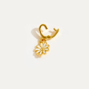 Élégantes boucles d'oreilles marguerites dorées avec pétales blancs et fermoir levier