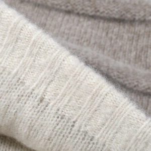Damen Winter Strickmütze aus Wolle mit weicher Rippstrick-Textur und warmen Stoffdetails
