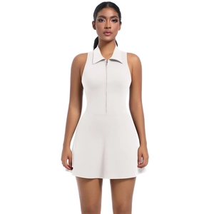 Détail de robe de tennis blanche sans manches avec col polo et fermeture zippée sport