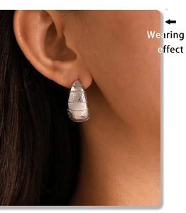 Effet de porter des boucles d'oreilles croissant argentées avec texture mate et polie