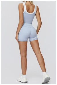 Vue arrière du short de yoga taille haute et de la brassière dos nu en bleu clair