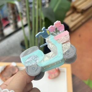 Pince à cheveux en acrylique en forme de scooter avec panier de fleurs de tons macarons