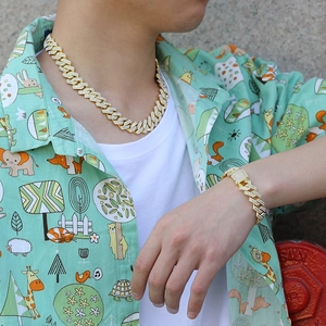 Gros plan d'un ensemble collier et bracelet cubains dorés sertis de diamants