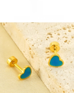 Vue détaillée de boucles d'oreilles cœur dorées 18K avec incrustation bleu lacustre