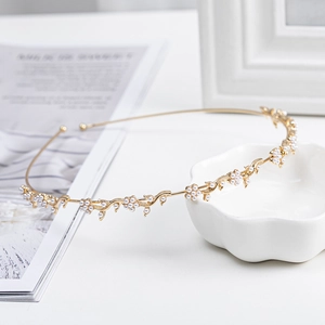 Serre-tête doré élégant orné de perles blanches en forme de fleurs pour mariages chic