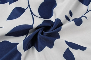 Detaillierte Makroansicht des blauen Blumendrucks auf weichem Sommerkleid-Stoff