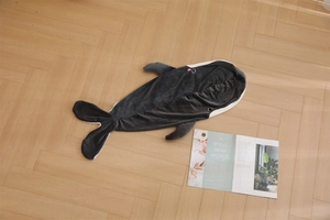 Gedetailleerd overzicht van de donkergrijze walvis pluche kussenhoes