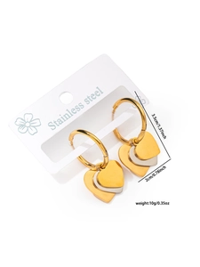 Dettaglio orecchini a cuore bicolore con dimensioni 3,5 cm x 2 cm e peso indicato