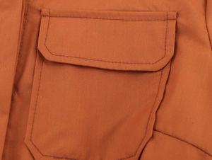 Détail de la poche de robe en popeline avec double couture en ton orange-brun
