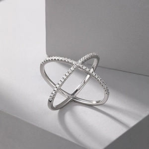 Bague luxueuse en argent sterling S925 avec zircons incrustés et design croisé