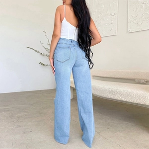Detail van de achterzakken en pasvorm van deze lichtblauwe high waist jeans
