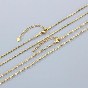 Detailansicht von goldfarbenen Halsketten aus Edelstahl mit einem Karabinerverschluss